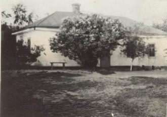 В кінці XIX століття було збудовано школу (1 класна кімната і квартира для вчителя). Дітей теж навчав один вчитель, а піп вчив Закон Божий. В 1960 р. відкрито в Горбакові восьмирічну школу.